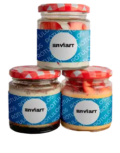 Rótulos personalizados aplicados em potes de vidro para identificação de produtos alimentícios